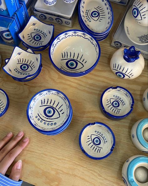 Greek Pottery Designs Pattern, Greek Plates Ceramic, Evil Eye Pottery Painting, Greek Pottery Designs, Evil Eye Pottery, Creative Space Keramik, Greece Pottery, Ton Diy, Witchy Room