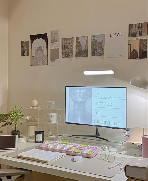 Desk Display Ideas, Desktop Set Up Aesthetic, Clear Desk Aesthetic, Studying Desk Ideas, Desktop Set Up, Desktop Decor Ideas, Aesthetic Desk Set Up, Desktop Setup Aesthetic, Desktop Makeover