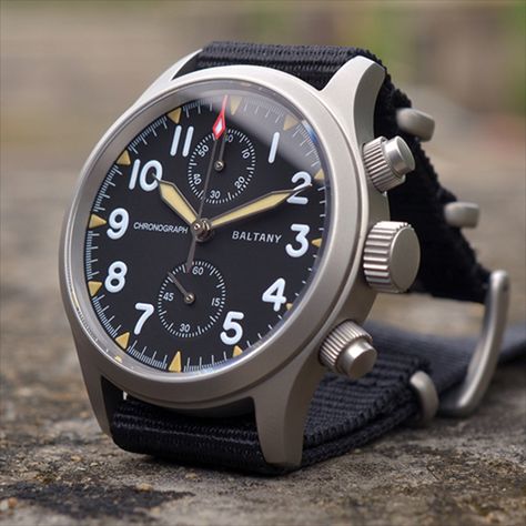 This 100m waterproof military watch is made with stainless steel and is the perfect choice for men who are looking for a durable and stylish timepiece. It is water resistant to 100 meters, making it suitable for all kinds of outdoor activities, and the stainless steel construction ensures that it will last for years to come. The watch also features a black dial with luminous hands and markers, making it easy to read in low-light conditions. Vintage Pilot, Chrono Watches, Mens Sport Watches, Pilot Watch, Chronograph Watch Men, Watch Vintage, Military Watches, Watch For Men, Vintage Military