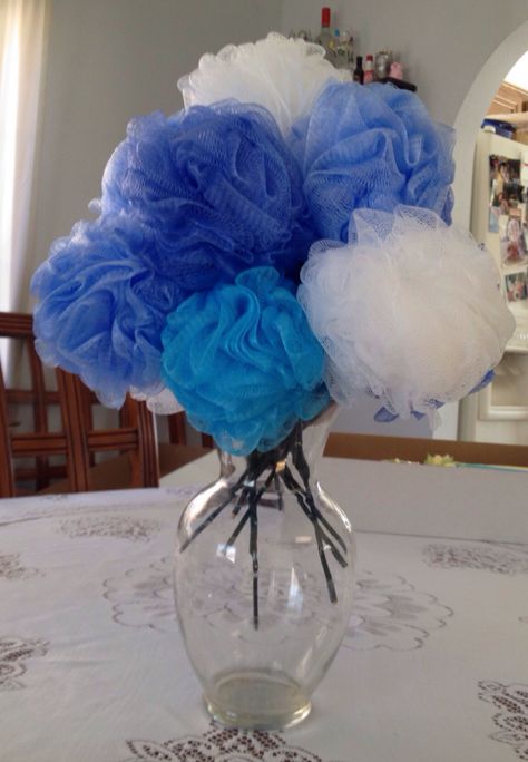 Flower loofah. So simple: poke wooden skewer stick into loofah and wrap with floral tape. Arrange in a vase :) Loofa Party Favor, Spa Centerpiece Ideas, Spa Bridal Shower Decorations, Spa Themed Bridal Shower Ideas, Spa Theme Party Decorations, Spa Party Centerpiece Ideas, Pamper Mommy To Be Party, Spa Baby Shower Ideas, Spa Bridal Shower Ideas