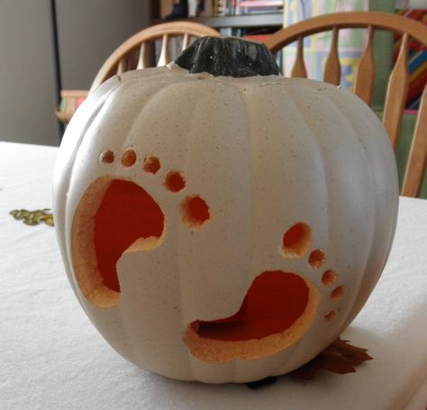 Pumpkin Carving Pregnancy Ideas, Baby Themed Pumpkin Carving, Pregnancy Pumpkin Carving, Pregnant Pumpkin Carving, Baby Feet Pumpkin, Pregnant Pumpkin, Nicu Crafts, Easy Pumpkin Decorating, Pumpkin Pregnancy Announcement