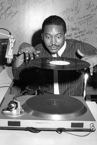 Mr. Magic (born John Rivas), prominent hip-hop radio DJ. His radio program, Rap Attack, was the 1st exclusive rap radio show to be aired on a major station. His reign on the NYC airwaves lasted 6 years and was instrumental in broadening the scope and validity of hip-hop music. During the 1980s a rivalry began between Mr. Magic and Kool DJ Red Alert, who hosted a weekly show on another station. The feud also played out between proxy rap groups, the Juice Crew and BDP (The Bridge Wars). R.I.P. Jamel Shabazz, Cultura Hip Hop, Hip Hop Radio, Mode Hip Hop, Hip Hop Dj, Real Hip Hop, Hip Hop Shirts, Rock N’roll, Record Players