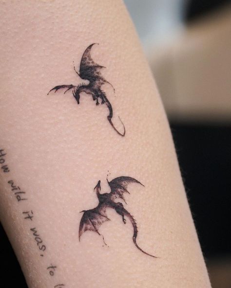 Tattoo Ideas Underboob, Aesthetic Tattoo Designs, Tattoo Amigas, 40 Aesthetic, Small Dragon Tattoos, Small Dragon, Bookish Tattoos, Dragon Tattoo For Women, Dragon Tattoos