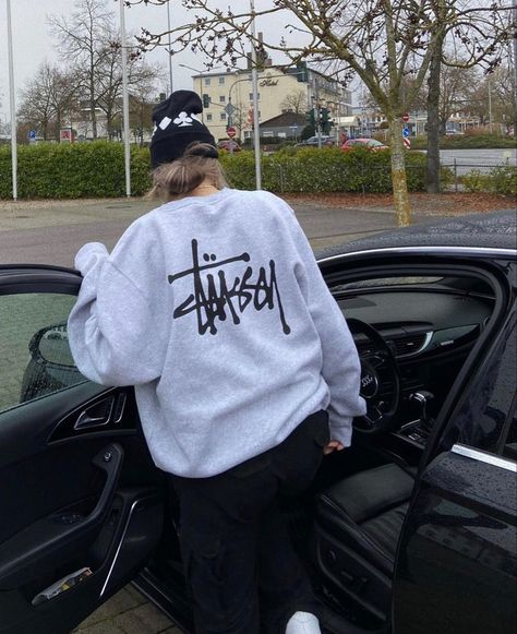 Stussy Sweatshirt Outfit, Stussy Crewneck Outfit, Stussy Crewneck, Sweatshirt Outfit Men, Crewneck Aesthetic, Crewneck Outfit, Stussy Hoodie, Y2k Fits, Baggy Streetwear