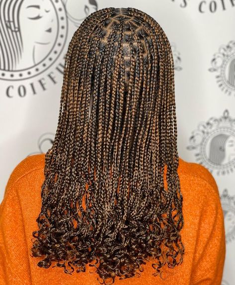 Hair Plaiting Styles For Black Women, Shoulder Box Braids Medium Length, 2023 Box Braids For Black Women, Noteless Braids Black Short, Knotless Braids With Curly Ends Shoulder Length, Noteless Braids Black With Curls, Small Knotless Box Braids Short Length, Short Brown Braids With Curls, Short Knotless Box Braids Hairstyles