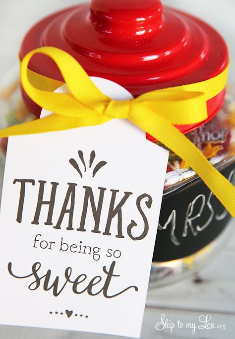 Looking for clever ways to thank your favorite teachers?  These printable teacher appreciation gift tags will do the trick and make gift giving super easy!  Here are 20 of the cutest printable teacher appreciation gift tags! Just print, cut and attach to a small give to show your teacher how much you appreciate their hard work! From a beautiful scented candle…. a candy jar filled with sweet treats…. fun decorative... Teacher Gifts Ideas, Teacher Appreciation Gifts Printables, Printable Teacher Appreciation, Teacher Appreciation Printables, Skip To My Lou, Cute Teacher Gifts, Free Printable Tags, Free Printable Gifts, Holiday Crafts Diy