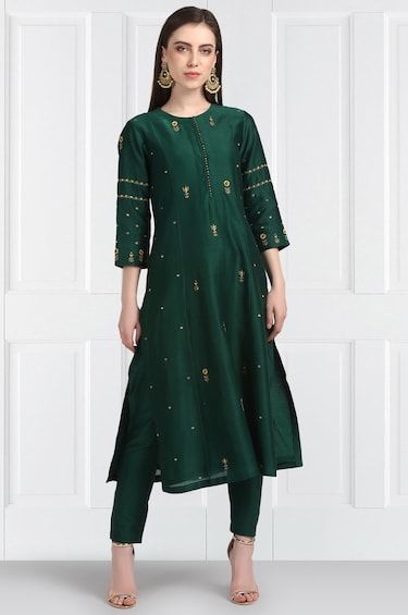 Buy Silk Chanderi Kurta Set by Label Earthen at Aza Fashions Dupatta Style, Kurta Set For Women, Embroidered Leaves, Embroidered Pants, Embroidered Neckline, Kurta With Pants, Silk Dupatta, Silk Pants, Kurta Designs