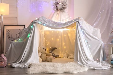 How to Build the Ultimate Pillow Fort - Kassatex Fort Room, Sleepover Fort, Bedroom Fort, Living Room Fort, Indoor Forts, Sleepover Room, Boho Style Living, Blanket Fort, Build A Fort