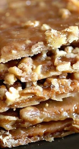 Cracked Cookies, Cracker Toffee, Toffee Recipe, Monkey Bread, Think Food, Candy Desserts, Homemade Candies, Keto Cookies, Yummy Sweets