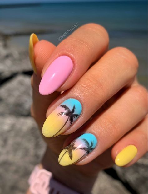 Nails Acrylic Palm Tree, Summer Nails Palm Tree Beach, Nail Art Designs Summer Holiday, Palm Tree Ombre Nails, Ombre And Flower Nails, Palm Trees Nails Design, Ombre Nails With Palm Trees, Nail Palm Tree Designs, Summer Nails Palm Tree Tropical