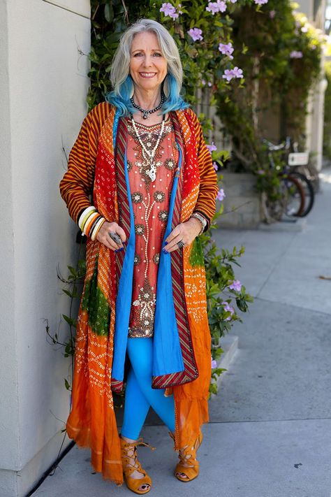 Stylish Seniors Colorful Clothing, Estilo Hippie, Stil Boho, People Clothes, Older Women Fashion, Mode Boho, Advanced Style, Ageless Style, 50 Style