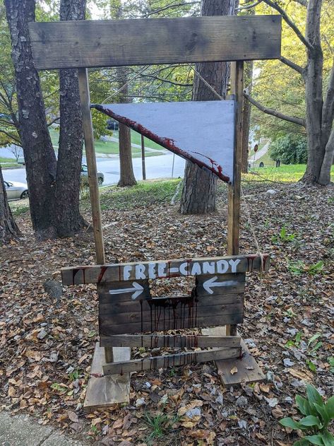 Built This Guillotine From Some Scrap Wood. It's Not Half Bad I Think Diy Halloween Guillotine, Outdoor Light Up Halloween Decorations, Homemade Halloween Graveyard, Halloween Guillotine Diy, Diy Halloween Camper Decorations, Diy Cemetary Decorations Halloween, Haunted Graveyard Ideas, Halloween Maze Diy, Camper Halloween Decorations