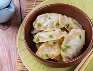 Chinese Steamed Dumplings, Dumplings Recipe Chinese, Panini Recipes Chicken, Chili Oil Recipe, Boiled Chicken Breast, Homemade Dumplings, Steamed Dumplings, Chinese Dumplings, Asian Street Food