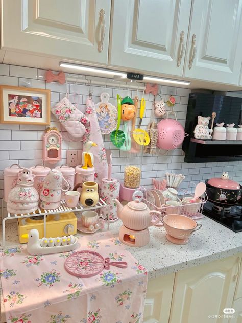 Aesthetic Pastel Kitchen, Cute Aesthetic Kitchen Ideas, Kawaii Dining Room, Kawaii House Exterior, Kitchen Ideas Cute, Kawaii Cleaning, Teen Girl Bedroom Decor, Kawaii House, Kawaii Kitchen