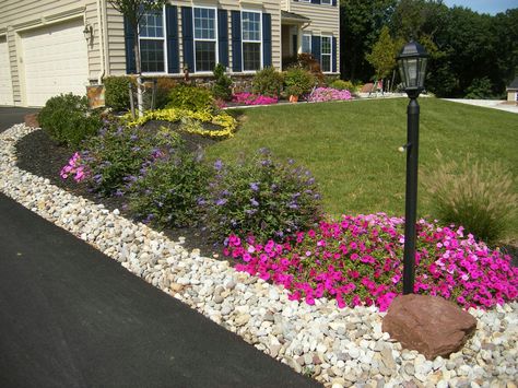 Driveway example Ranch Landscaping Ideas, Cheap Landscaping Ideas, Mulch Landscaping, Stone Landscaping, Small Front Yard Landscaping, Landscaping Retaining Walls, Driveway Landscaping, Front Yard Design, Front Landscaping