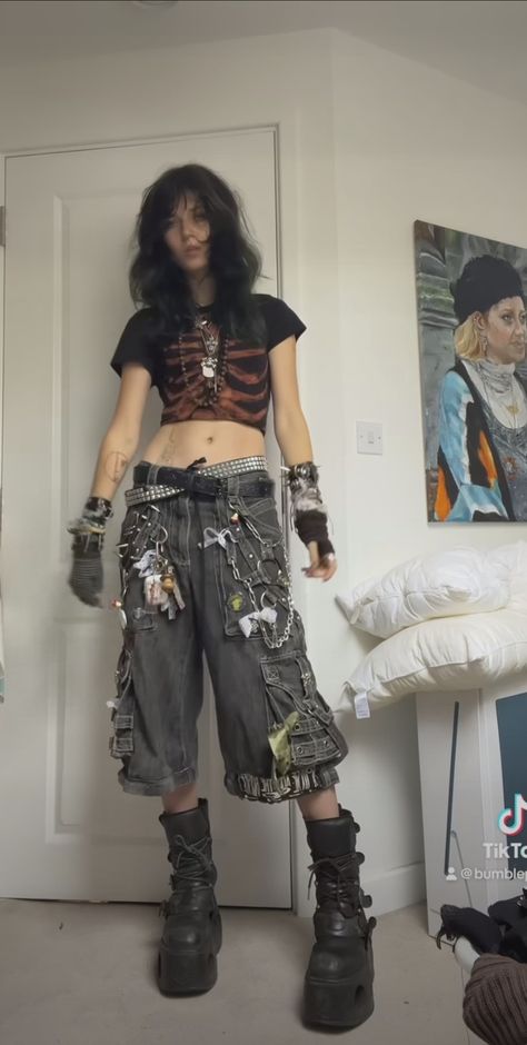 Punk Fashion Nonbinary, Tomboy Alternative Fashion, Goth Aesthetic Women, 70s Alternative Fashion Men, Alt People Reference, Grunge Outfits Street Styles, Ftm Alternative Fashion, Lazy Punk Outfits, Different Alternative Styles