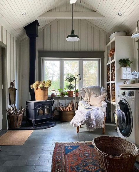 CountryHomeMagazine (@countryhomemagazine) • Instagram photos and videos Cottage Homes, House Inspo, First Home, House Inspiration, My Dream Home, Scandinavian Style, Cozy House, Laundry Room, Habitat