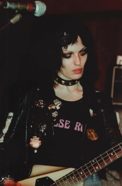 Punk Bassist, Goth Gf, Typical Girl, 70s Punk, Punk Pins, Punk Rock Bands, Joan Jett, Women In Music, Nu Metal