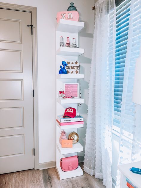 Preppy Shelf Ideas, Ladder Shelf Decor Bedroom, Corner Shelf Decor, Preppy Bathroom, Ideas Habitaciones, Shelf Decor Bedroom, Hangout Room, College Apartments, Summer Board