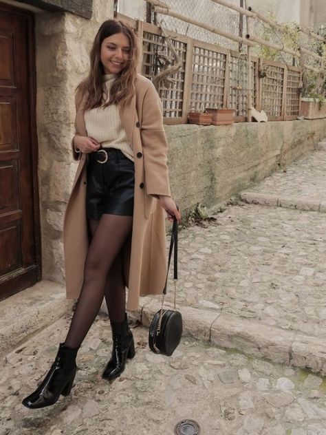 a424ed4bd3a7d6aea720b86d4a360f75desc44736044ri Leather Shorts Outfit, Black Leather Shorts, Classy Winter Outfits, Winter Mode, Trendy Fall Outfits, Mode Inspo, Autumn Outfit, Leather Shorts, Winter Fashion Outfits