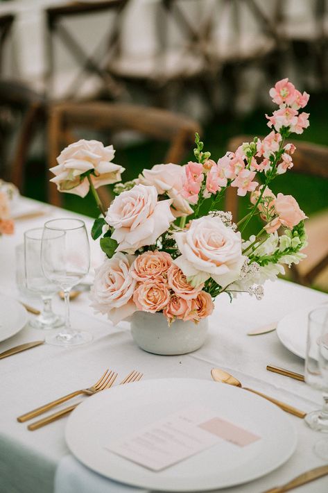 Bud Vase Florals, Orange Wedding Florals, Modern Neutral Wedding, Green Wedding Centerpieces, Green Tablescape, White Green Wedding, Round Wedding Tables, Peach Cocktail, Wedding Centrepiece