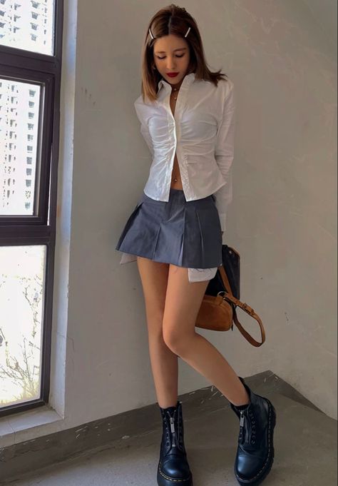 Skirt Collared Shirt Outfit, Denim Skirt Dr Martens Outfit, Mini Skirt School Outfit, White Button Down Shirt Outfit Aesthetic, Button Down Skirt Outfit, Pleaded Skirt Outfits Aesthetic, Box Pleat Skirt Outfit, Black Pleated Mini Skirt Outfit, Denim Pleated Skirt Outfit