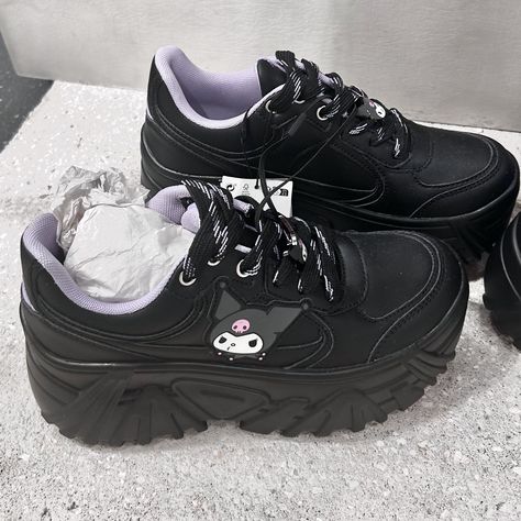 Platform Shoes Hello Kitty, Diy Platform Shoes, Kuromi Sneakers, Goth Shoes Aesthetic, Platform Shoes Kawaii, Kuromi Shoes, Kawaii Platform Shoes, Kuromi Fashion, Kuromi Accessories