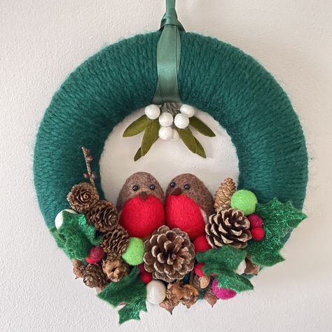 Needle Felted Christmas Wreath, Christmas Wreath Felting, Felted Wreath, Totoro Crafts, Needle Felted Christmas Wreaths & Garlands, Felting Wreaths & Garlands, Couronne Diy, Large Christmas Wreath, Bird Christmas