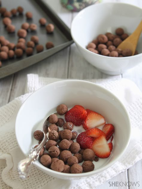 Step aside, Cocoa Puffs... There's an easy (healthier) homemade version in town Cereal Recipes Homemade, Fun Foods To Make, Homemade Cereal, Chocolate Cereal, Cocoa Puffs, Healthy Cereal, Puff Recipe, Healthy Cat Treats, S'mores