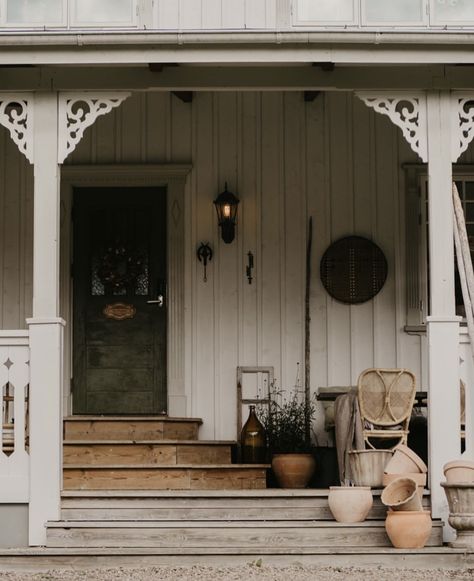 Cowboy Home Aesthetic, Cottage Core Front Porch, Old Cottage Homes, Autumnal House, Old Farmhouse Exterior, 1900s Farmhouse, 1940s Farmhouse, Cozy Room Ideas, Room Ideas For Men