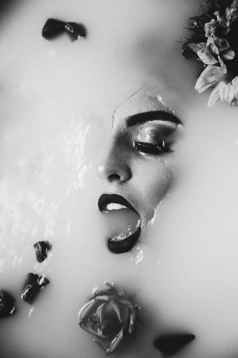 Bath Photoshoot, Milk Photography, Bathtub Photography, Milk Bath Photography, Bath Photography, Shotting Photo, Photographie Portrait Inspiration, Water Photography, Milk Bath