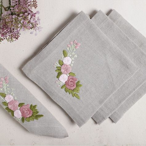 Embroidered Linen Napkins, Embroidery Napkins, Traditional Embroidery, Thanksgiving Family, Vintage Headbands, Handmade Table, Embroidered Linen, Table Napkins, Elegant Party