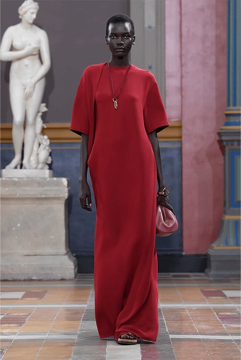 Valentino Spring/Summer 2024 at Paris Fashion Week | Hypebeast Valentino Black, Spring Summer 2024, Spring 2024, Primavera Estate, Summer 2024, Paris Fashion, Runway Fashion, Paris Fashion Week, Fashion News