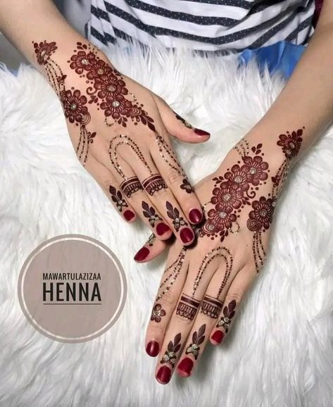 Glitter Henna, Cool Henna Designs, Kashee's Mehndi Designs, Wedding Henna Designs, Henna Designs Back, Inai Pengantin, Henna Style Tattoos, Red Henna, Henna Designs Wrist