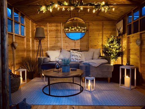 Garden Summerhouse Interior Ideas, Summerhouse Garden Ideas, Garden Room Lighting Ideas, Cabin Shed Interior, Garden Summer House Interior, Garden Cabins Interior, Summer Shed Interior, Corner Summer House Interior, Summerhouse Decoration Ideas