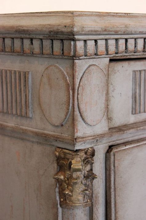 Eye For Design: Decorate With Grey Painted Chests.........French And Swedish Style. Gustavian Decor, Gustavian Furniture, Painting Wooden Furniture, Vibeke Design, Swedish Decor, White Furniture Living Room, Swedish Furniture, Gustavian Style, Painted Chest