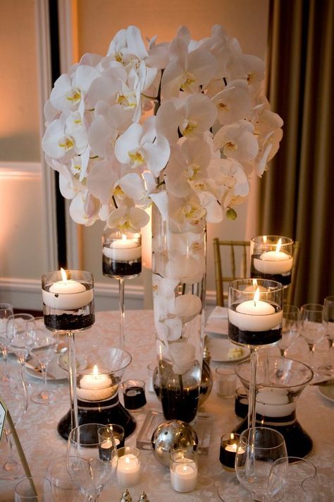 ❤️ ❥@p̶vѕв143❣❤️ Black Centerpieces, Candles And Flowers, Flowers And Candles, Black Gold Wedding, Tall Centerpieces, Black White Wedding, White Orchids, Floating Candles, Glass Vases