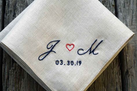 Oatmeal Linen – Broiderie Stitch Hand Embroidered Handkerchief, Embroidered Wedding Gifts, Handkerchief Embroidery, Embroidery Napkins, Crochet Water Bottle Holder, Personalized Handkerchiefs, Embroider Ideas, Bridal Couple, Wedding Hankies