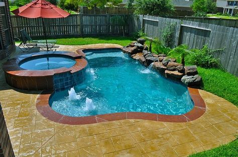 18 Gorgeous Backyard Swimming Pools With Small Sizes For Everyones Taste Small Inground Pool, Kleiner Pool Design, Inground Pool Designs, Pool And Hot Tub, Small Swimming Pools, Mini Pool, Small Pool Design, Backyard Pool Landscaping, Small Pools