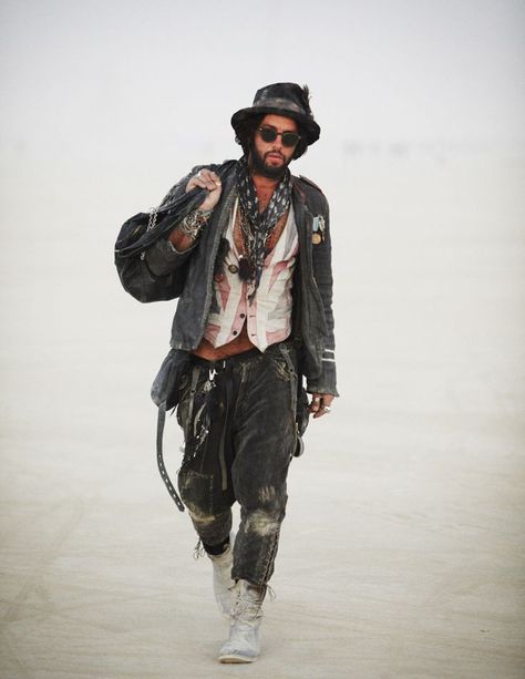 Estilo Burning Man, Burning Man Style, Man Street Style, Outfit Herren, Afrika Burn, Bohemian Men, Burning Men, Bohemian Style Men, Burning Man Costume