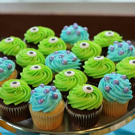 Monsters Inc Candy Table, Monsters Inc Charcuterie Board, Monster Inc Snack Ideas, Mike Wazowski Cupcakes, Diy Monsters Inc Cake, Monsters Inc Birthday Treats, Simple Monsters Inc Cake, Monsters Birthday Party Ideas, Monsters Inc Strawberries