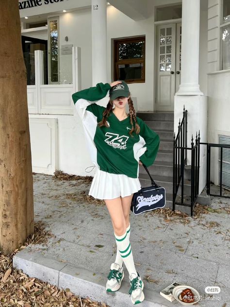 Green Outfit Ideas Aesthetic, Kpop Green Outfit, Green Jersey Outfit, Bloquette Core, Outfits October, Green Ootd, Green Outfit Ideas, Green Clothes, Street Syle