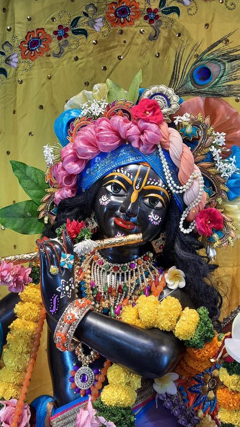 Black Krishna, Hindu Cosmology, Krishna Shringar, Hare Krishna Mantra, Krishna Drawing, Krishna Mantra, Wallpaper Photo Gallery, Hindu Dharma, Radha Krishna Love Quotes