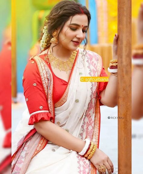 White Saree Red Blouse Look, Bengali White Saree Look, White Paithani Saree, Bengali Red And White Saree Look Simple, White And Red Saree Bengali, Subhashree Ganguly, Red Saree Wedding, Brocade Blouse Designs, Bengali Culture