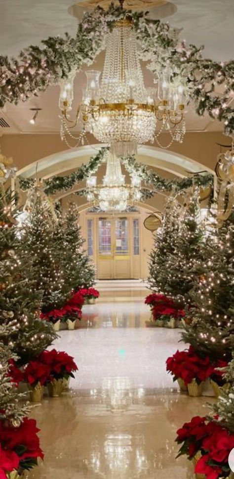 Christmas Wedding Trees, Luxury Christmas Wedding, Extravagant Christmas Decor, Christmas Wedding Elegant, Elegant Christmas Wedding Ideas, Christmas Wedding Decorations Receptions, Christmas Wedding Color Palette, Christmas Wedding Tree, Christmas Wedding Ideas Elegant