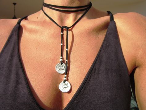 "wrap necklace, statement necklaces for women, womens necklace boho jewelry, choker necklace, silver necklace, beaded necklace personalized, simple necklace, pendant necklace, bohemian jewelry, personalized jewelry, silver jewelry. This statement necklace is casual and chic, on trend but also timeless with a touch of a boho bohemian style, a perfect combination for an everyday wear!! Original design by kekugi on Etsy M A T E R I A L S * we use for our jewelry genuine cowhide leathers only * all Black Boho Jewelry, Casual Jewelry Ideas, Chunky Necklace Outfit, Choker Necklace Silver, Jump Ring Jewelry, Gold Body Chain, Women Choker Necklace, Necklace Outfit, Diy Jewelry Earrings