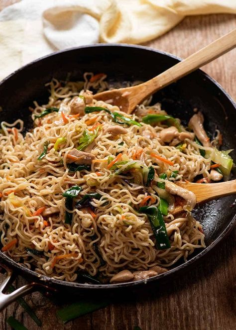 Freshly cooked Easy Chow Mein Recipe in a black skillet, ready to be served. Make Ramen Noodles Better, Ramen Chow Mein, Ramen Lo Mein, Wok Wednesday, Easy Chow Mein, Easy Chow Mein Recipe, Tuna Mousse, Ramen Dinner, Tin Eats