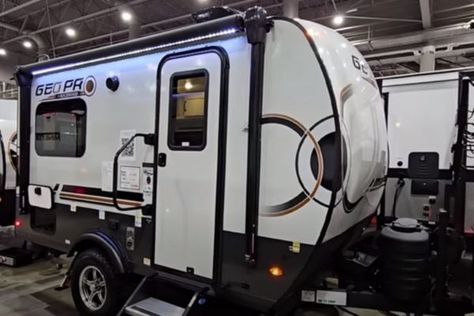 The 2024 Rockwood Geo Pro G15TB travel trailer is a tiny, towable master suite with a kitchen on wheels. Small but highly functional! Kitchen On Wheels, Small Rv Campers, Fifth Wheel Campers, Small Travel Trailers, Truck Bed Camper, Small Rv, Popup Camper, Rv Ideas, Camper Decor