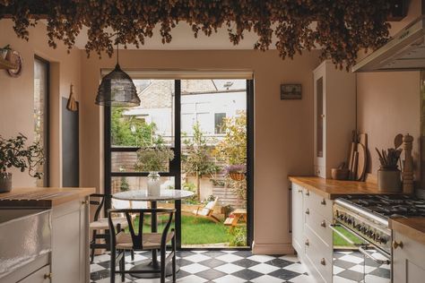 A Charming Victorian House with a Lovely Kitchen Victorian Home Kitchen, Small Victorian House, Rustic Ceiling Beams, Setting Plaster, Beige Wall Colors, Cottage Loft, English Town, Lovely Kitchen, Small Kitchen Tables