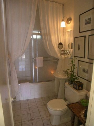 Makeover Kamar Mandi, Floor To Ceiling Curtains, Small Apartment Bathroom, Ceiling Curtains, Bad Inspiration, Custom Shower Curtains, Custom Bathroom, Small Apartment Decorating, Floor To Ceiling